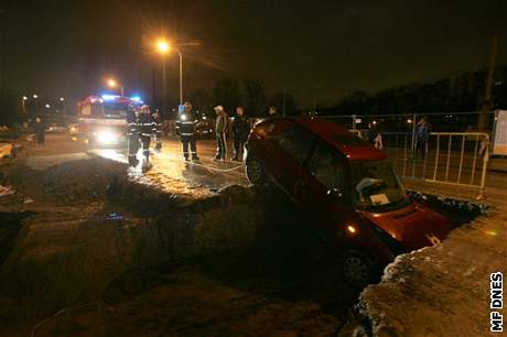 Auto, kter vjelo ve Voctov ulici v Praze do vkopu (11.12.2007)