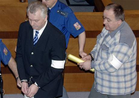 Josef Opava (vpravo) odeel od vrchního soudu s tináctiletým trestem.
