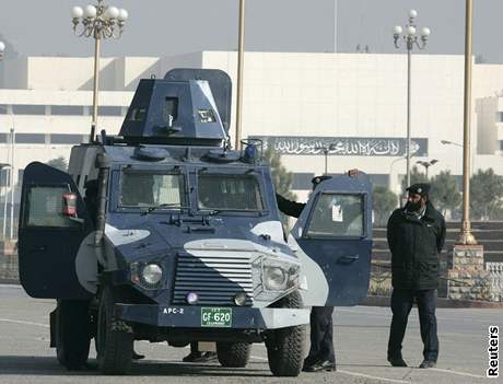 Policisté s obrnným vozidle hlídkují poblí prezidentského sídla v Islámábádu.