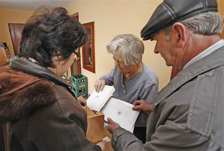 Obyvatelé Dvorc se vyslovili ke stavb úloit jaderného odpadu. Za nkterými musela pijít volební komise a dom.