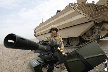 Britský voják na letiti u irácké Basry.