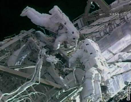 Kosmonauti prohlédnou panel na pravé stran ISS, protoe ho zejm zasáhl kosmický odpad.