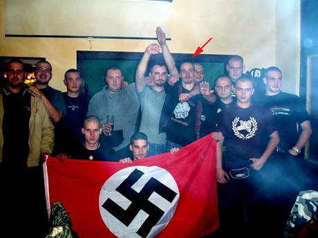 Voják Vladimír Holub na dva roky staré fotografii pózuje s nacistickou vlajkou.