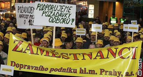 Odborái Dopravního podniku chystají stávku. Na snímku jejich protest za zvýení plat z prosince 2007.