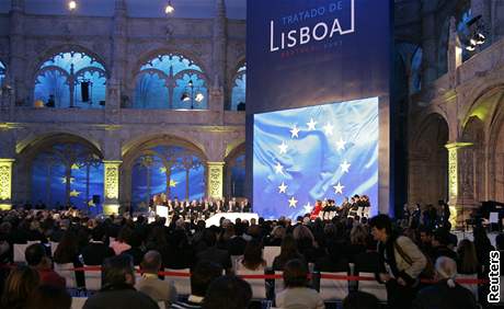 Lisabonskou smlouvu politici ujednali s velkou parádou, její schvalování ale vázne.
