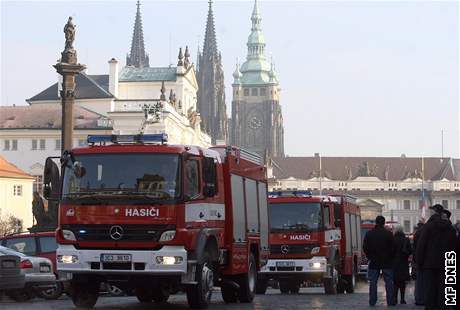 Novým hasiským vozm poehnal i kardinál Miloslav Vlk.