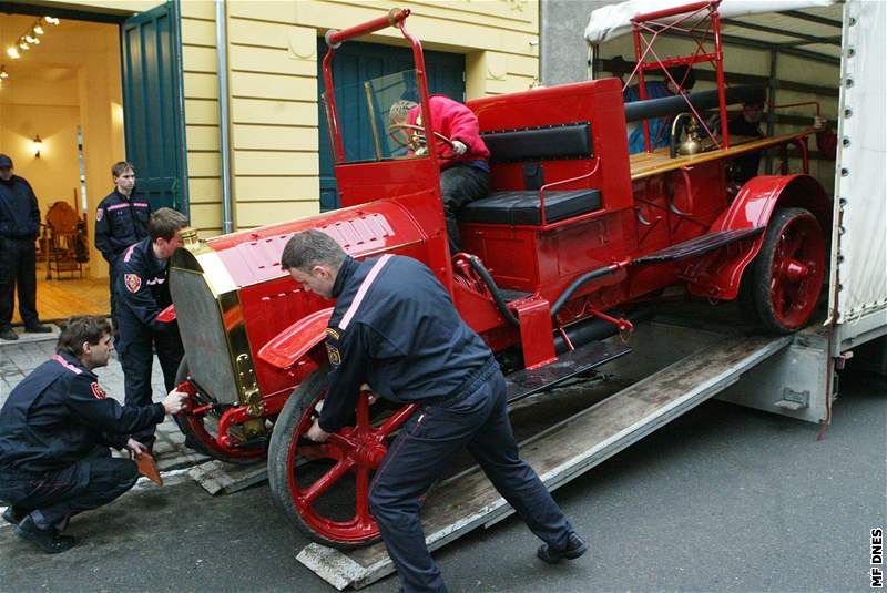 Hasii vera sthovali historický hasiský vz z roku 1910 z Kopivnice do Hasiského muzea v Ostrav-Pívoze, kde jej uvidí návtvníci ode dneka.
