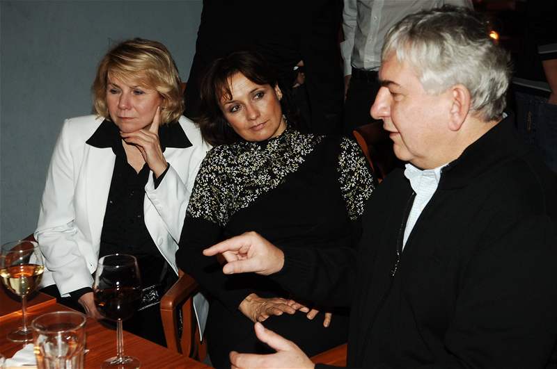 Miroslav Donutil s Veronikou Freimanovou a manelkou Ladislava paka (vlevo)