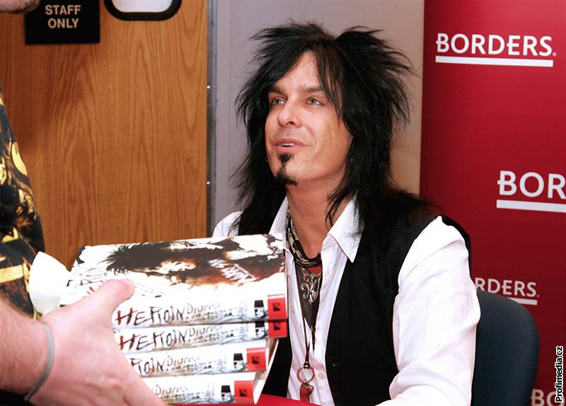 Nikki Sixx pedstavuje svou knihu Heroin Diaries (Heroinové deníky)