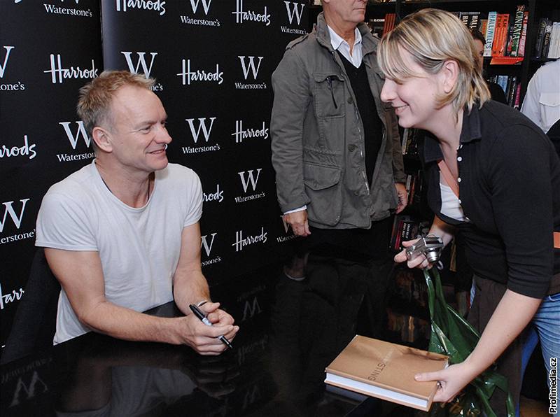 Sting podepisuje svou knihu