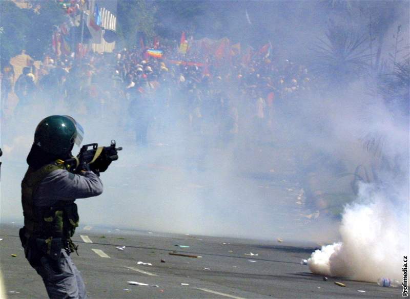 Bhem protest v Janov zastelila policie demonsranta Carla Giulianiho