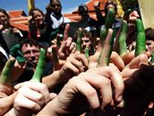 Stovky mladých lidí z celého svta si nabarvily prst na zeleno, aby tak na Bali podpoily konferenci OSN o klimatu.