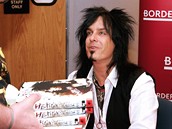 Nikki Sixx p�edstavuje svou knihu Heroin Diaries (Heroinové deníky)