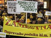 Odborái Dopravního podniku chystají stávku. Na snímku jejich protest za zvýení plat z prosince 2007.