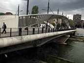 Most pes eku Ibar rozdluje srbskou a albánskou ást Kosovské Mitrovice