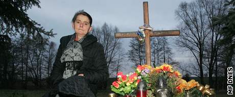 Rena Malkov u pomnku, kter pipomn jej zavradnou dceru Terezu