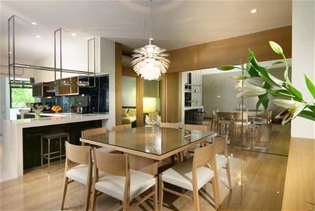 Obytný prostor dnes zpravidla zahrnuje obývací pokoj slouený s kuchyní, jídelnou a popípad ostrvkovým barem.