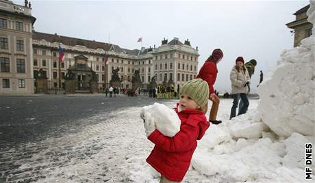 příprava sněhu pro běžecké závody na Pražském hradě