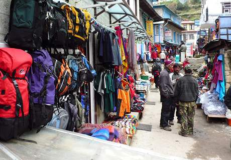 Trit v Namche Bazaar: baohy, vtrovky, epice