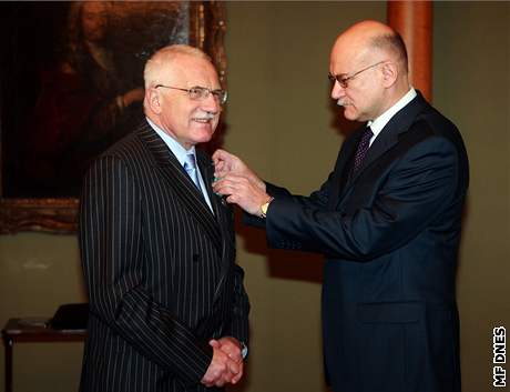 Václav Klaus ocenil během předávání ceny česko-ruské vztahy.
