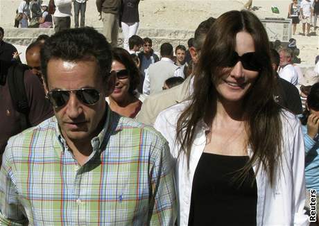 Francouzsk prezident Nicolas Sarkozy s ptelkyn Carlou Bruniovou