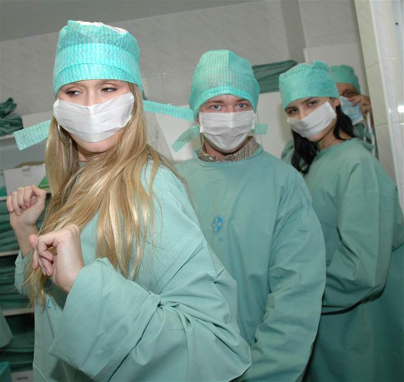 zleva: Michaela toudková, David Novotný a Lilian Sarah Fischerová pi návtv hradecké nemocnice