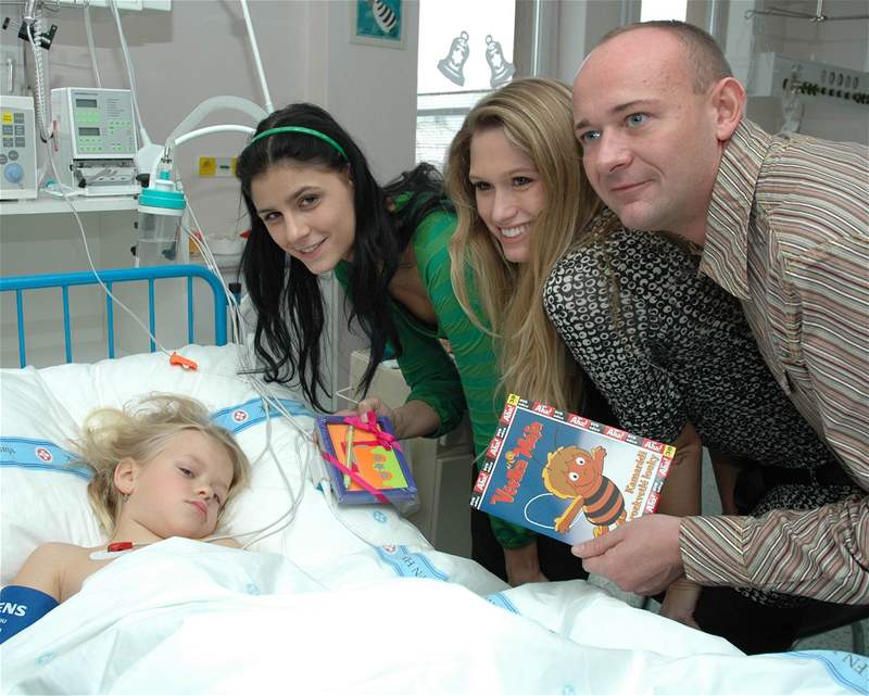 zleva: Lilian Sarah Fischerová, Michaela toudková a David Novotný u malé pacientky