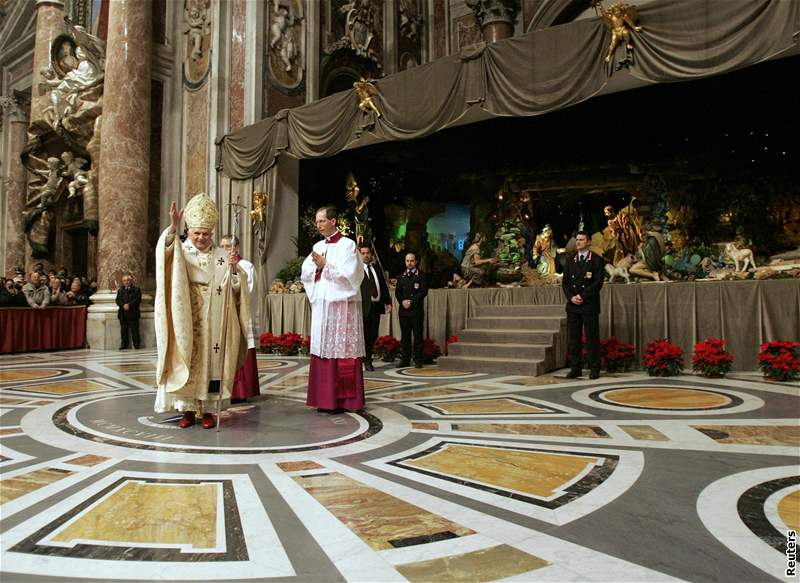 Pape Benedikt XVI. ehná z balkonu Svatopetrské baziliky Mstu a svtu