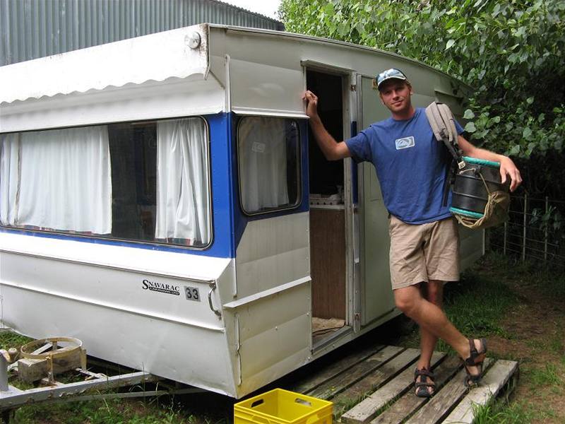 Martin Schwab u svého karavanu na farm ve Waipukurau na Novém Zélandu