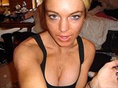 Fotografie Lindsay Lohanové z horské chaty, kde trávila as s pítelem Rileym po ukonení své léby závislosti na kokainu a lakoholu. Riley Giles tuto fotku poskytl novinám po jejich rozchodu.