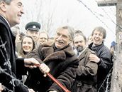 Ministi zahranií Jií Dienstbier a Alois Mock (Rakousko) stíhají v prosinci 1989 eleznou oponu