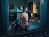 Gregory Crewdson - Bez názvu: Matin komplex (2001-2002)