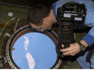 Vnoce - posdka ISS novoron pohled 2003 na Kanrsk ostrovy