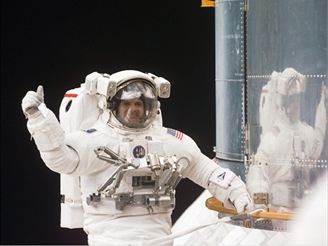 Vnon vstup pi STS103