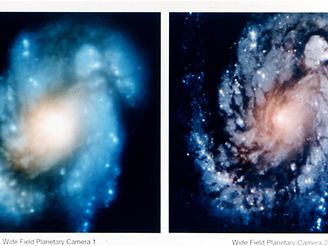 nmek galaxie M 100 ped (vlevo) a po korekci optick vady