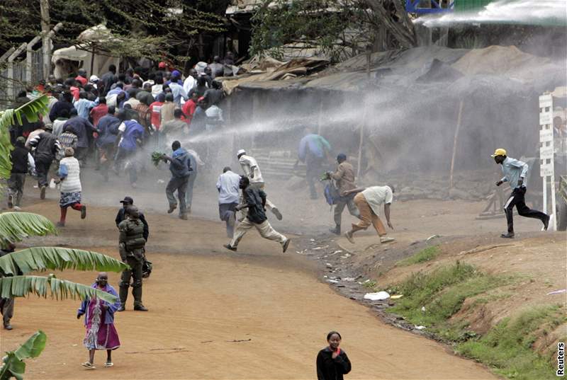 Keská policie zasahuje proti opoziním demonstrantm ve slumu Kibera v Nairobi