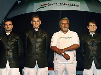 Force India, zleva: Liuzzi, Sutil, Mallya, Fisichella.