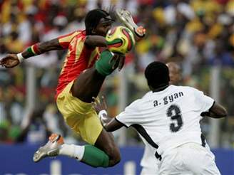 Ghana - Guinea: Asamoah Gyan (vpravo) a Oumar Kalabane