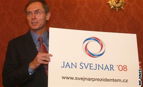 Profesor Jan vejnar na svém brífinku, 7. ledna 2008