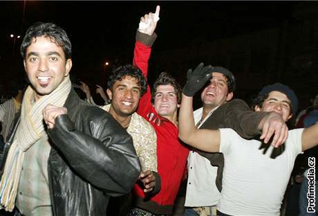 Iráané se nebáli pivítat rok 2008 v ulicích, kterými díve asto znly výbuchy.