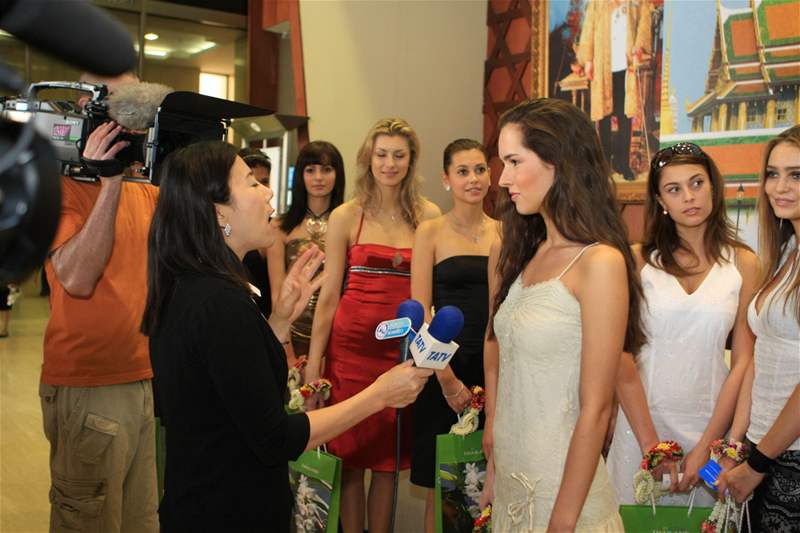 Thajská televize zpovídala finalistky soute eská Miss