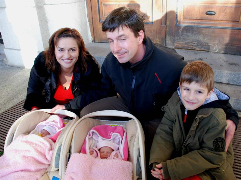 Hanka Kynychová s rodinou pi odchodu z podolské Porodnice