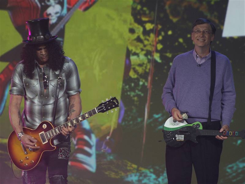 Kytarista Slash a Bill Gates na CES 2008