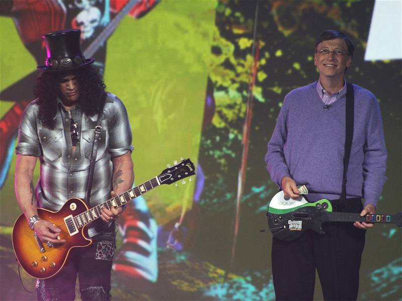 Kytarista Slash a Bill Gates na CES 2008