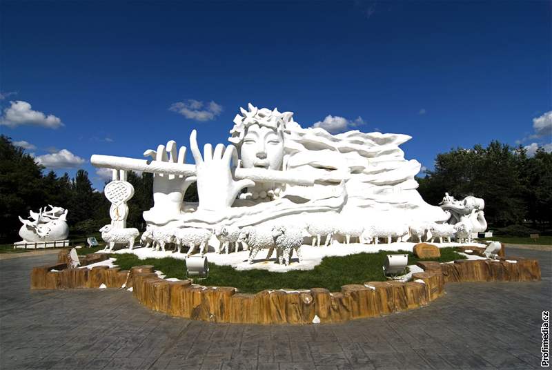 Jedna z ledových soch vystavená v ínském Harbinu