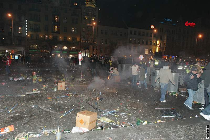 Nepoádek po rachejtlích a oslavách v centru Prahy