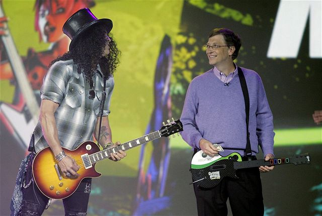 Kytarista Slash, hraje na CES 2008 s Billem Gatesem, který drí kytaru napojenou na Xbox a vyuívající program Guitar Hero III