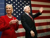 John McCain s manelkou Cindy na jednom z mítink.