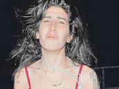 Zpvaka Amy Winehouse byla spatena, kterak v podprsence bhá po noní ulici a pláe