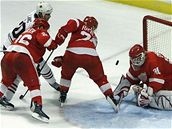 Chicago - Detroit; Lang (v bílém) - Osgood (vpravo), Rafalski (uprost�ed), Hudler